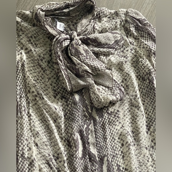 DVF silk tie neck/ bow python dress. Size 4 - Picture 3 of 4